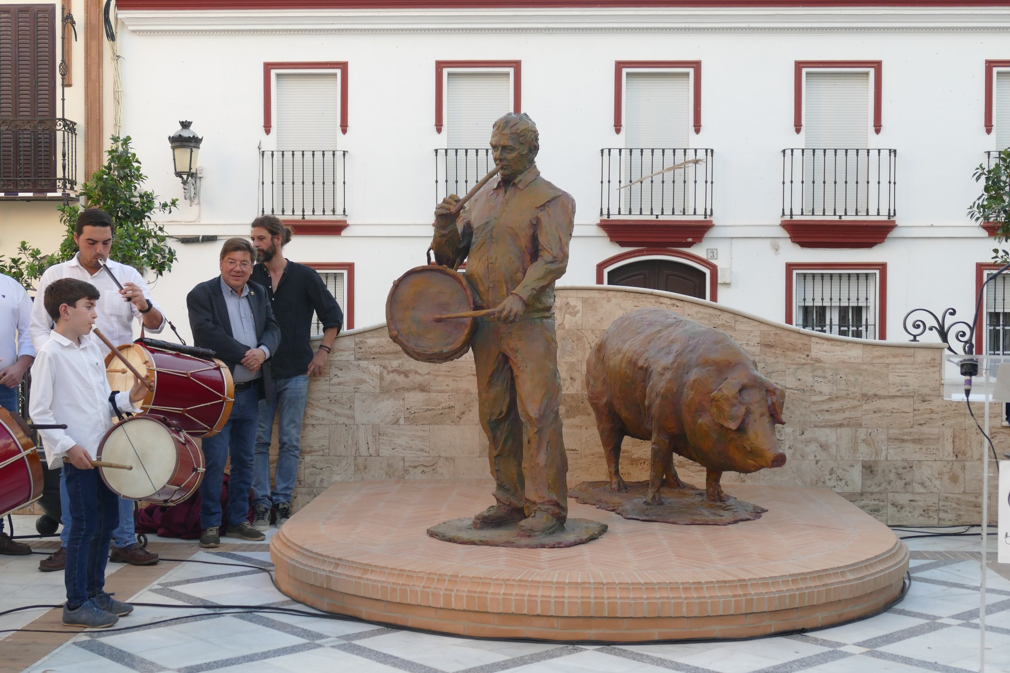 Trigueros acoge con especial valor el nuevo monumento de las Fiestas de San Antonio Abad