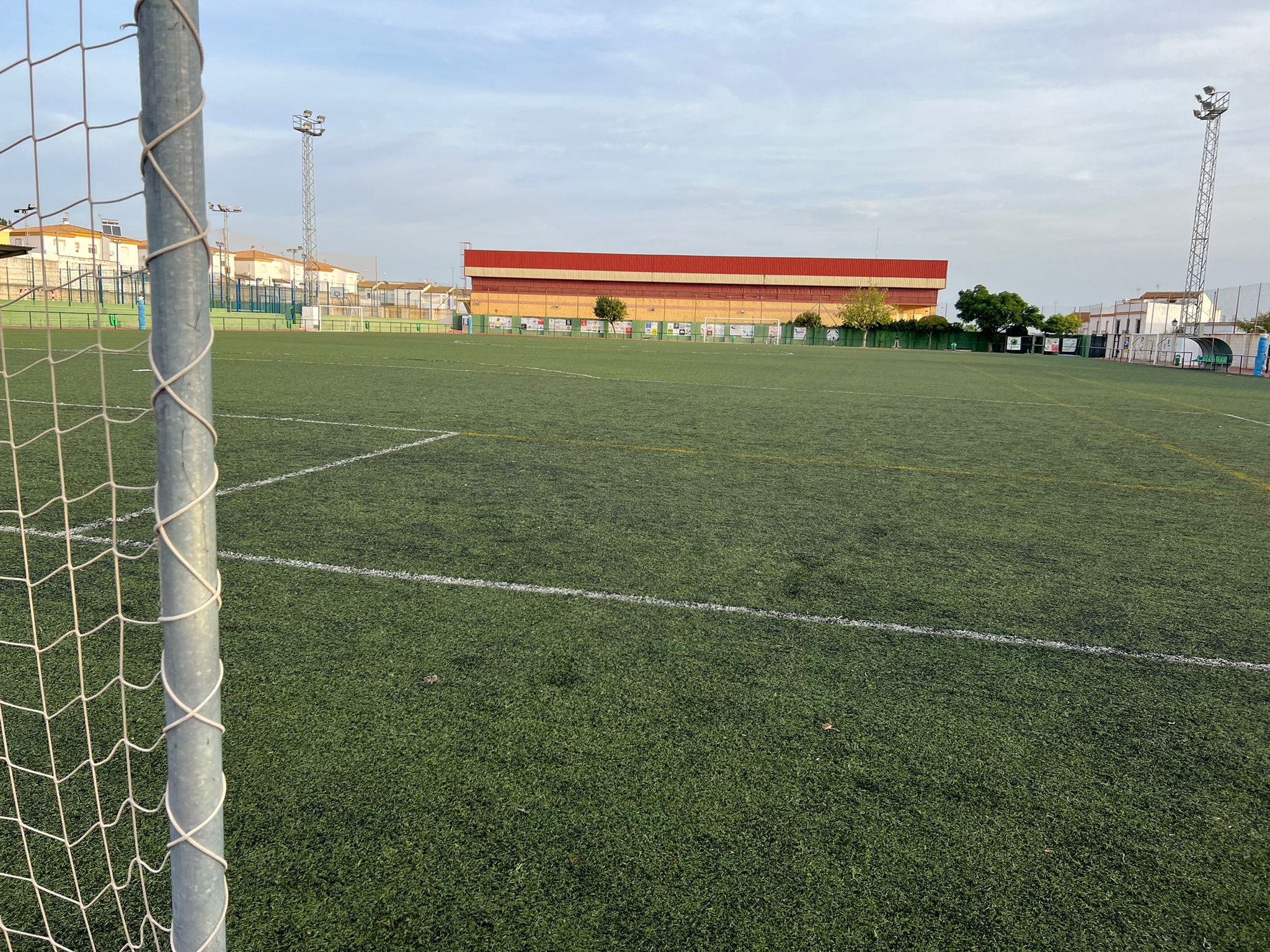 El Ayuntamiento de Trigueros adjudica por la vía de urgencia la finalización de las obras del nuevo césped del campo de fútbol
